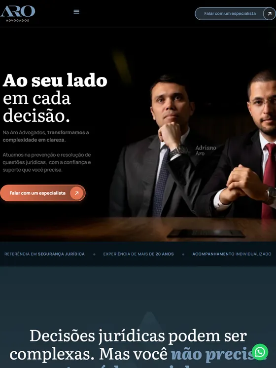 Primeira dobra do site da ARO Advogados: o título Ao seu lado em cada decisão em fundo escuro, ao lado da foto de dois advogados.