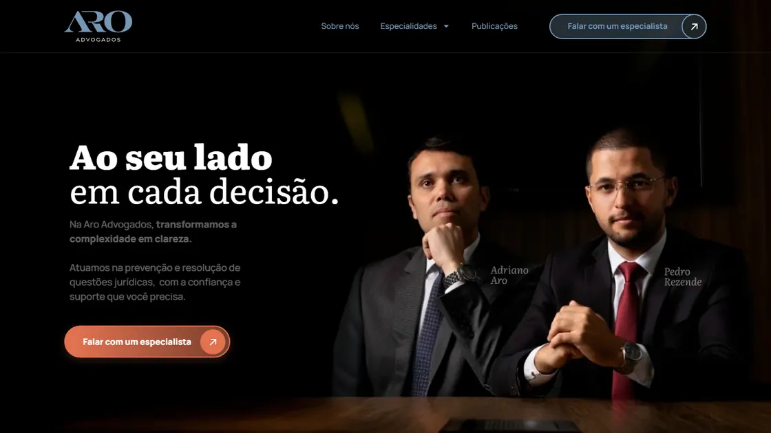 Primeira dobra do site da ARO Advogados: o título Ao seu lado em cada decisão em fundo escuro, ao lado da foto de dois advogados.