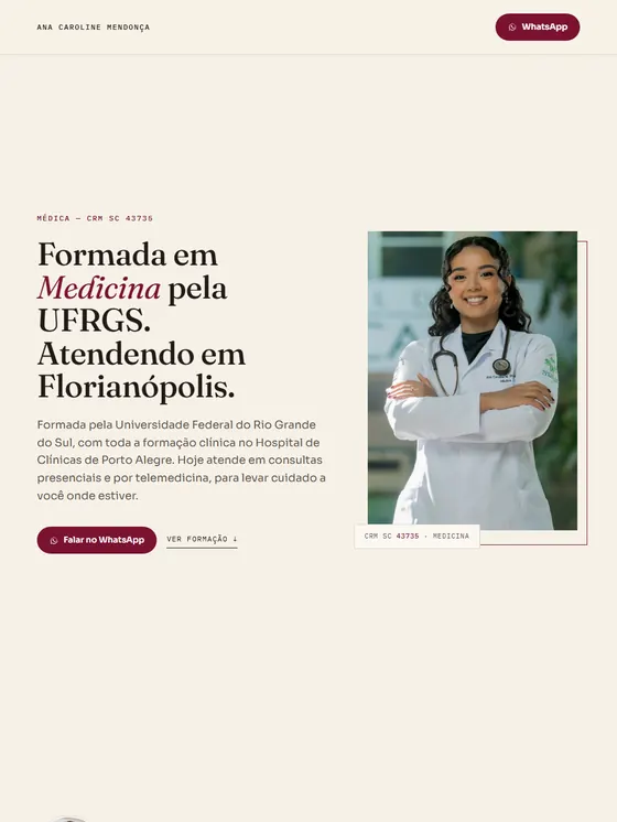 Primeira dobra do site da Dra. Ana Caroline Mendonça: o texto Formada em Medicina pela UFRGS, atendendo em Florianópolis, ao lado do retrato da médica.