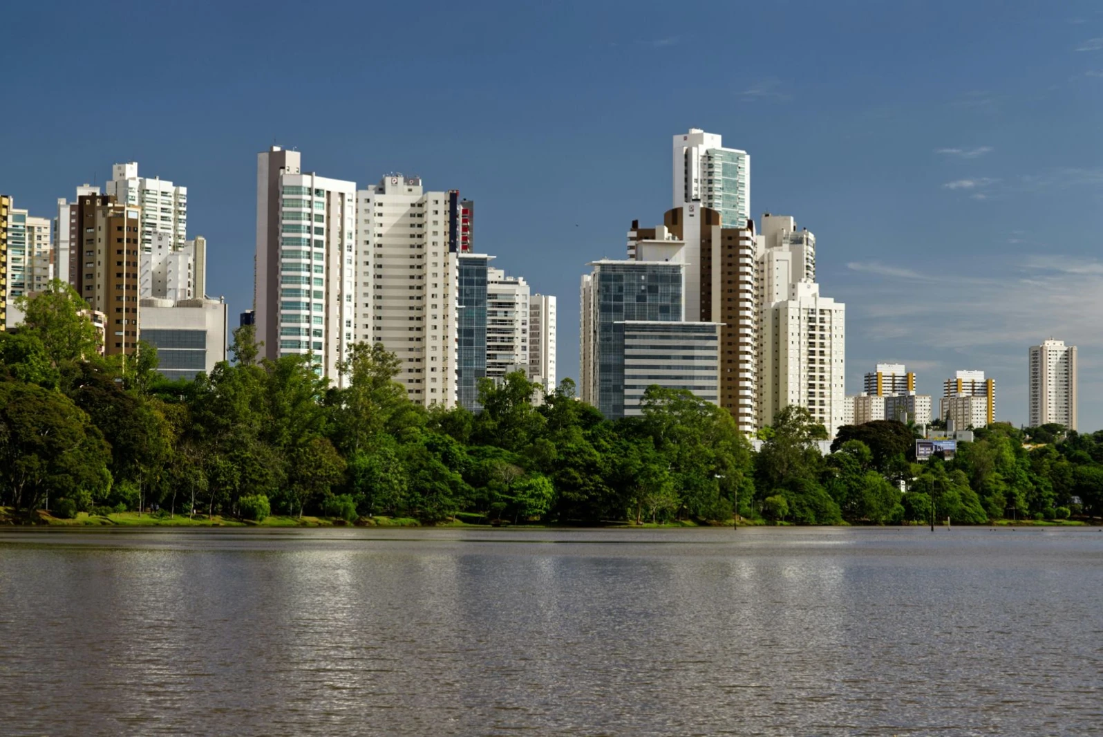 Fachada de empreendimento residencial em Gleba Palhano, Londrina